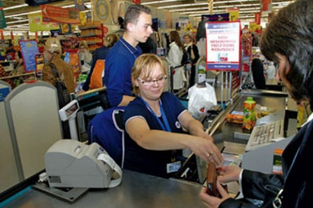 fot. niepelnosprawni.pl Pracownicy sklepów Carrefoura kontrolują się nawzajem