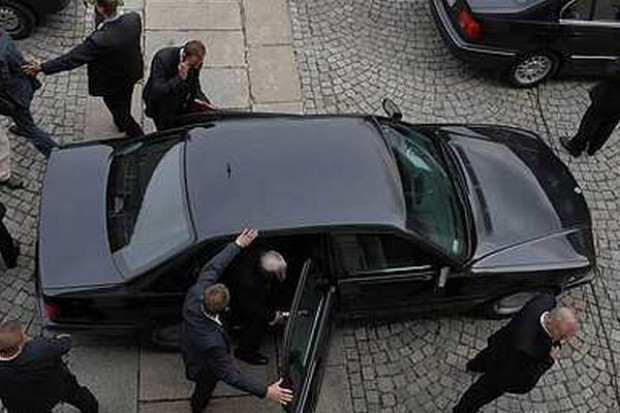 fot. gover.pl Ministrowie Boni i Kapica pod ochroną BOR