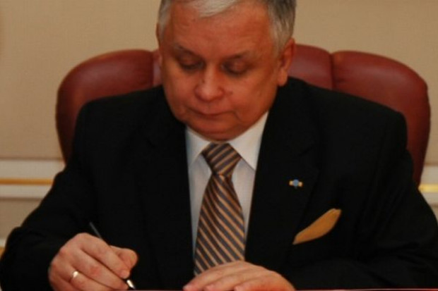 Prezydent podpisał ustawę hazardową, skieruje ją do TK