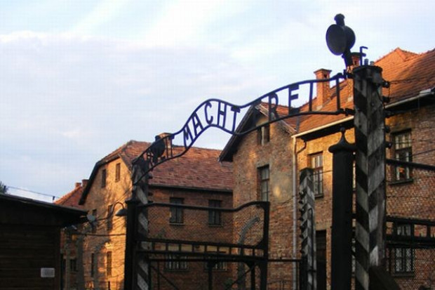 Z Muzeum Auschwitz zginął napis