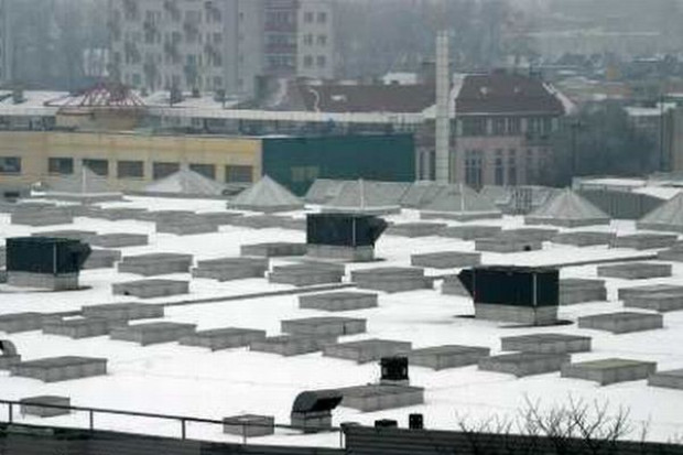 Pękł strop w centrum handlowym, ewakuowano wszystkich klientów