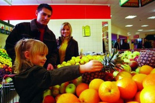 Koszyk cen w supermarketach: Sklepy sieci Polomarket obniżają ceny, w Społem ceny rosną