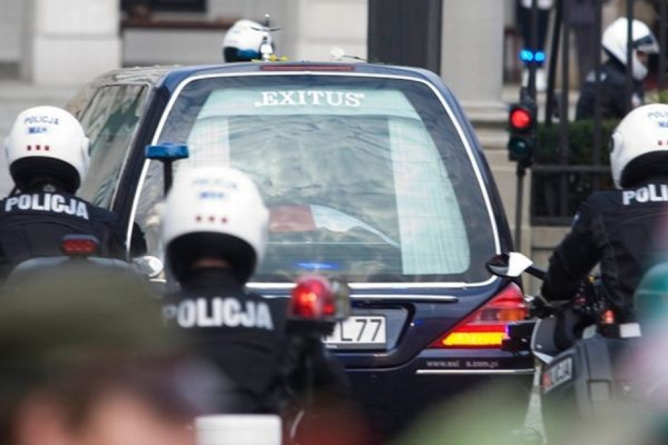 Trwają przygotowania do przejazdu konduktu z trumną z ciałem Marii Kaczyńskiej