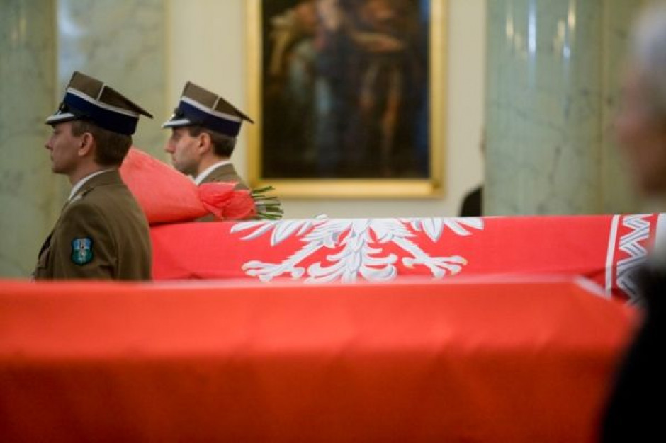 Na pl. Piłsudskiego rozbrzmiewają nazwiska ofiar katastrofy