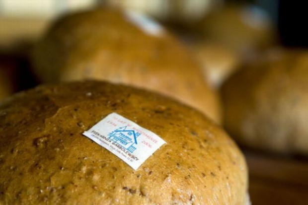 Polacy jedzą coraz mniej produktów zbożowych i niektórych warzyw