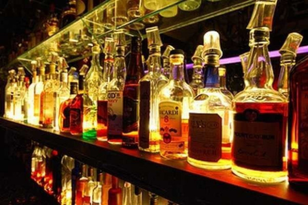 Spada sprzedaż wódki w Polsce. Więcej wydajemy na whisky, gin i gotowe drinki