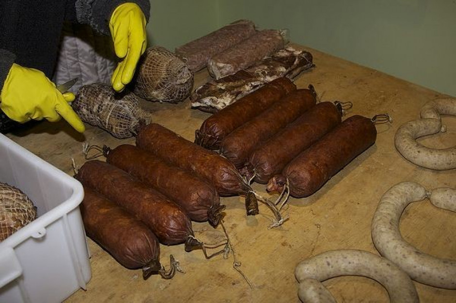 Członkowie grupy, których ofiarą padło łącznie kilkanaście firm, zostali zatrzymani w województwach: śląskim, łódzkim i małopolskim. Gang oszukał kilkanaście zakładów mięsnych na 4 mln zł