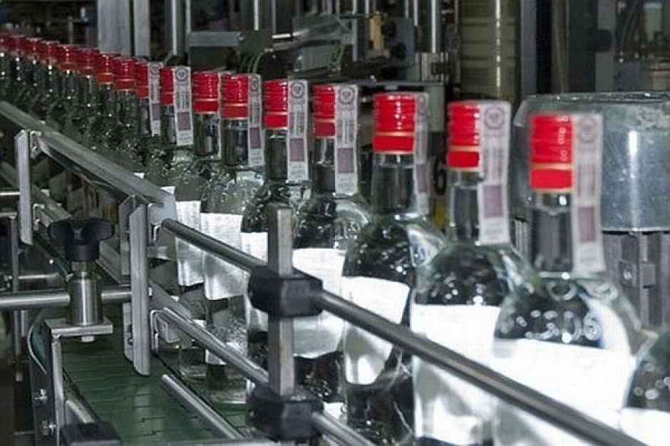 Nielegalna sprzedaż alkoholu stanowi 10 proc. całej sprzedaży w Polsce Szef służby celnej: Wzrasta wykrywalność nielegalnego alkoholu