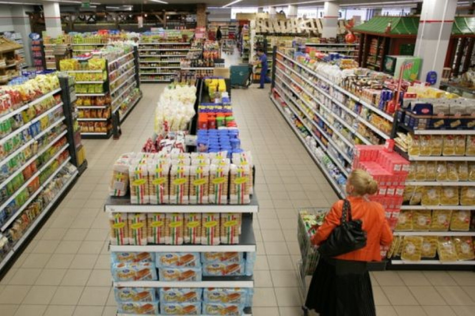 Duże sieci otwarte do późna w piątek, ale w sobotę handlują krócej niż w zeszłym roku