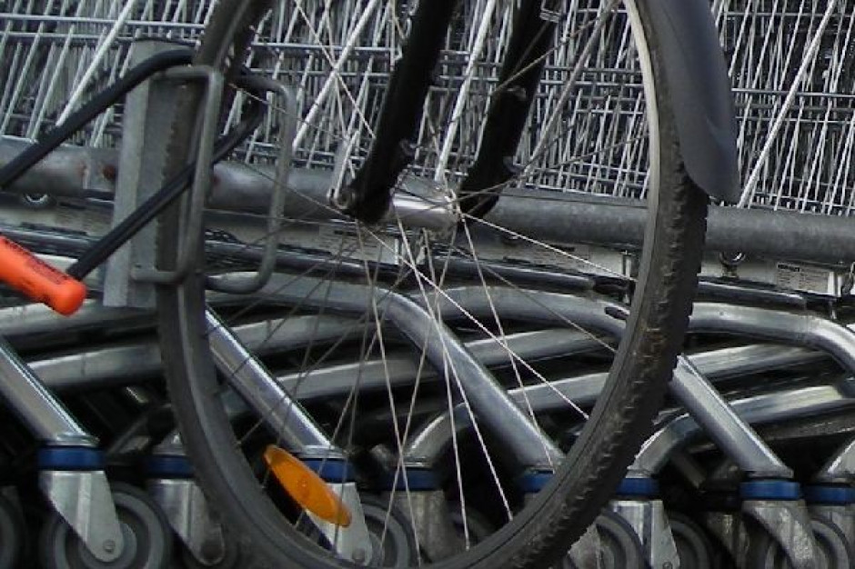 Stojaki rowerowe przy markecie Lidl w Warszawie Rowerzyści walczą o lepsze stojaki przy sklepach