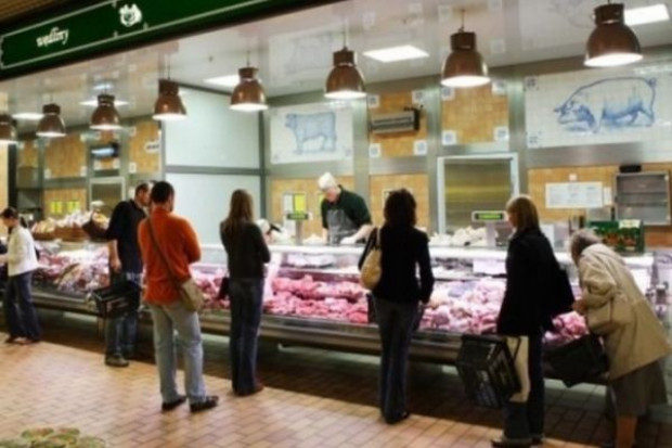 Sieci tną zatrudnienie, klienci postoją w długich kolejkach