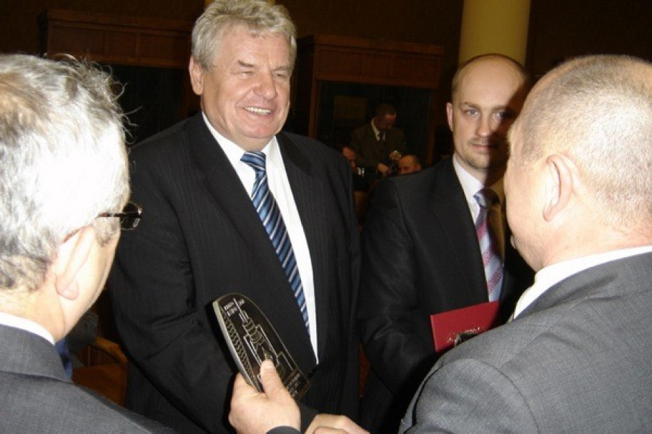 Czesław Cieślak, prezes OSM Koło, odbiera nagrodę z rąk ministra rolnictwa Prezes OSM Koło: Nie boję się zniesienia kwot mlecznych
