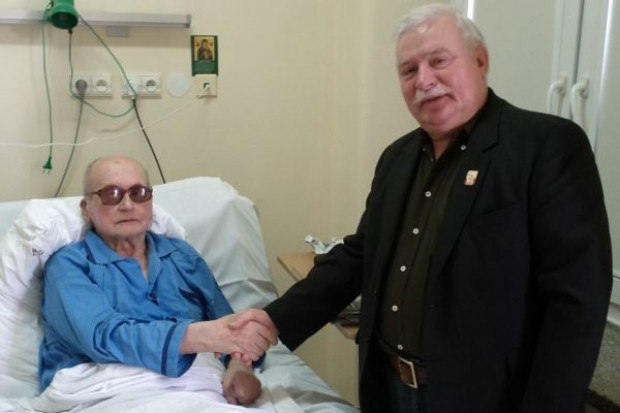 Źródło fot. lechwalesa.blip.pl Wałęsa odwiedził Jaruzelskiego w szpitalu