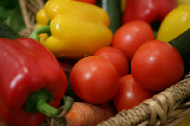 Ceny papryki w hurcie wahały się od 2,75 zł do 6 zł/kg Analiza portalu: Czerwona papryka w hurcie kosztuje od 2,75 zł do 6 zł/kg