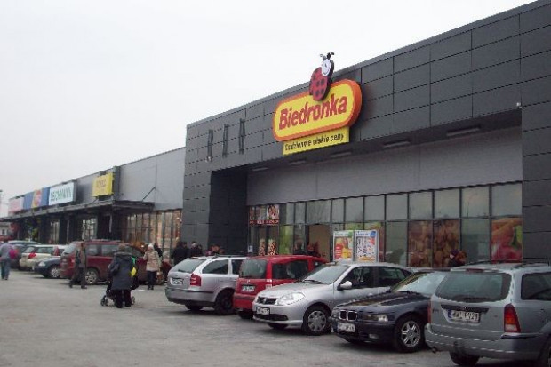 łównymi najemcami Centrum Zakupów w Ząbkach są sieci handlowe Biedronka, Deichmann i Rossmann. Ruszyło Centrum Zakupów ze sklepami Biedronka i Rossmann w Ząbkach
