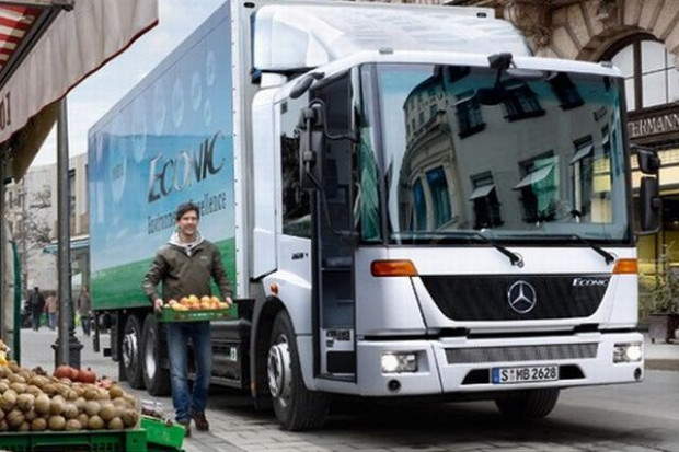 Sklepy Biedronka będą obsługiwać ciężarówki Mercedes-Benz Econic NGT Biedronka buduje ekologiczną flotę transportową. Kupuje ciężarówki Mercedes-Benz
