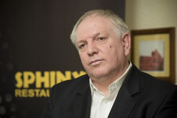 Sylwester Cacek, prezes Sfinksa; Fot. ŻelaznaStudio Prezes Sfinksa: Stale negocjujemy umowy najmu lokali, co widać po poprawie wyników
