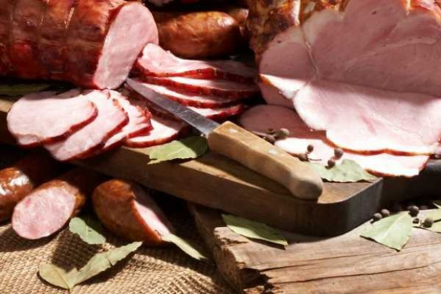 Sprawdzono jakość handlową kiełbas, pasztetów, konserw mięsnych sterylizowanych, wędlin surowych i dojrzewających, produktów blokowych i wędzonek IJHARS skontrolował zakłady mięsne. Są problemy z oznakowaniem wędlin