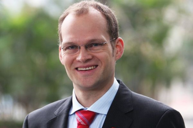 Przez ostatnie dwa i pół roku dr Elvermann pełnił funkcję wiceprezesa ds. prawnych i podatkowych Regionu Azji i Pacyfiku w BASF East Asia RHQ Ltd. w Hongkongu. Jest pracownikiem BASF od 2003 r. Dr Dirk Elvermann (40 lat) ma doktorat w dziedzinie prawa i ekonomii. Jest żonaty i ma dwoje dzieci. Dirk Elvermann nowym prezesem BASF Polska