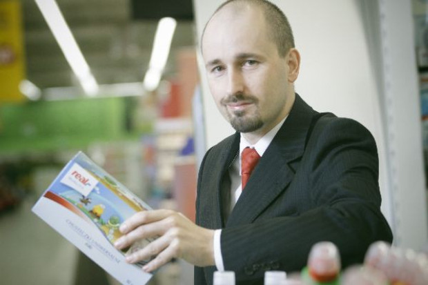 - Zgodnie z informacjami z raportów Nielsena, średnie spadki udziałów sięgają ponad 5 proc. w stosunku do tego co jeszcze jakiś czas temu oferowały dyskonty. W niektórych przypadkach, sięgają nawet 10 proc. W sieciach dyskontowych udziały marki własnej sięgały ponad 50 proc., a teraz zaczęły spadać - Jarosław Moc, dyrektor Pionu Marki Własnej, Operacyjnego Wsparcia Sprzedaży i Zarządzania Cenami. Dyrektor sieci Real nt. marek własnych: Drogie surowce uderzają w produkty pierwszej ceny