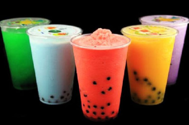 Bubble Tea to koktajle na bazie herbacianych napojów owocowych dodatkami - np. z perełkami tapioki lub żelkowymi kuleczkami Bary serwujące