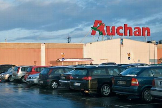 Należąca do Grupy Auchan Polska spółka Immochan ujawniła nową strategię firmy dla centrów handlowych. Firma chce m.in. zmodernizować i rozbudować stare obiekty w swoim portfolio. Ewolucja dotychczasowego modelu galerii handlowych Auchan polegająca na rozbudowie istniejących oraz inwestycjach w centra handlowe trzeciej generacji - to filary nowej strategii firmy Immochan należącej do Grupy Auchan Polska. Immochan odświeża markę i wprowadza oryginalną identyfikację wizualną. To zapowiedź wejścia w kolejny etap rozwoju firmy Immochan zarządza obecnie 20 centrami handlowymi w całej Polsce. Większość z nich to obiekty pierwszej i drugiej generacji. Najnowsza strategia firmy zakłada ich modernizację do obiektów trzeciej generacji z rozbudowaną ofertą sklepów, punktów usługowych, restauracji i rozrywką. Immochan ma położyć duży nacisk na aranżację strefy rozrywki dla klientów. W nowych galeriach pojawią się dodatkowe atrakcje, tj. kina, kręgielnie, place zabaw dla dzieci, kluby fitness oraz poszerzone strefy z restauracjami i kawiarniami. Liczba najemców w galerii wzrośnie do 150, a nawet do 200. Wśród nich pojawią się nowe marki krajowe i międzynarodowe. Ostatnie inwestycje Immochana spełniają wprowadzaną strategię. W Galerii Bronowice w Krakowie będzie 160 butików na powierzchni najmu ok. 60 tys. mkw., a CH Auchan w Łomiankach - 100 butików na powierzchni najmu ok. 34 tys. mkw. Do nowych projektów Immochan zalicza się: rozbudowa galerii w Piasecznie (200 butików, o powierzchni GLA ok. 83 tys. mkw.), w Szczecinie (150 butików, 4 megastory, o powierzchni GLA ok. 100 tys. mkw.) oraz w Parku Handlowym w Góraszce (200 butików, 30 średnich powierzchni, 4 megastory, o powierzchni GLA ok. 100 tys. mkw.). foto. skyscrapercity.com Nadchodzi potężna fala modernizacji obiektów handlowych w Polsce