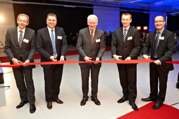 Właściciel firmy Bahlsen Werner M. Bahlsen (w środku) wraz z Dr Ch.Hollemannem, członkiem zarządu Grupy Bahlsen, Dr U. Bretschneiderem, szefem inżynieringu Grupy Bahlsen oraz członkami zarządu Bahlsen Polska - Scottem Brankinem, country managerem oraz Markiem Scholzem, dyrektorem operacyjnym, dokonali uroczystego otwarcia hali. Bahlsen inwestuje w Polsce. Cel - pozycja lidera na rynku ciastek