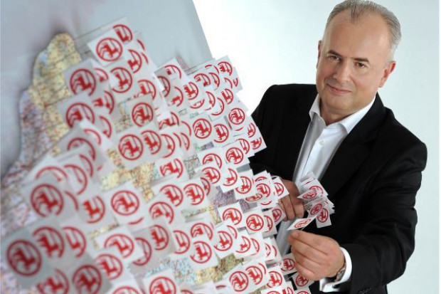 - Pomimo spowolnienia gospodarczego i rosnącej konkurencji, zamierzamy przyspieszyć naszą ekspansję - mówi Marek Maruszak, prezes zarządu Rossmanna. Rossmann chce mieć za dwa lata 1000 sklepów w Polsce. To nie koniec ekspansji!