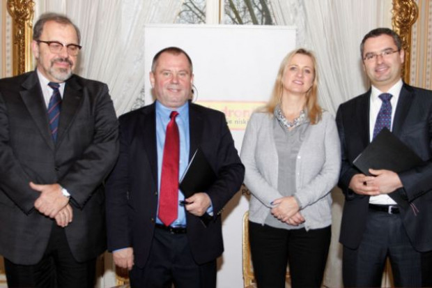 od lewej: prof. dr hab. Jan Turyna - Dziekan Wydziału Zarządzania UW; prof. dr hab. Alojzy N. Nowak - Prorektor UW, Anna Sierpińska - Dyrektor Personalny, członek Zarządu JMP, Tomasz Suchański - Dyrektor Generalny JMP Właściciel Biedronki będzie współpracował z Uniwersytetm Warszawskim