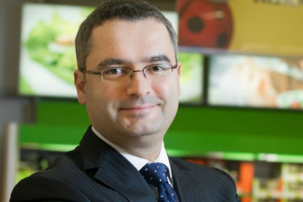 Tomasz Suchański, dyrektor generalny sieci Biedronka: - Przed laty myśleliśmy, że granicą rozwoju dla sieci Biedronka będzie liczba około 2 tys. sklepów, tymczasem w październiku ubiegłego roku otworzyliśmy dwutysięczny sklep i nic się nie zmieniło, ciągle widzimy dużo miejsca na nasze sklepy. Sądzę, że podobną sytuację będziemy mieli, kiedy otworzymy sklep nr 3000. Wciąż pozostaną miejsca, gdzie będą mogły powstać nasze placówki. Warto przypomnieć, że działają już w 800 miejscowościach, od dużych aglomeracji po małe miejscowości. Szef sieci Biedronka: Nasz rozwój nie zakończy się na otwarciu 3000. sklepu