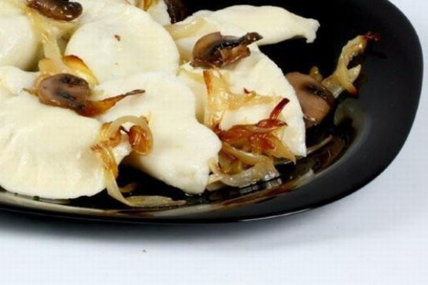Poza domem, najchętniej jemy pizzę i polskie dania, czyli żurek, pierogi i schabowego Niemal połowa Polaków nie jada w restauracjach