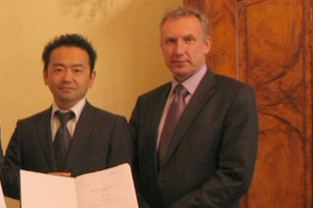 Na zdjęciu od lewej: Kazunori Yanagishita, członek zarządu firmy E.Wedel, Witold Ziobrowski, dyrektor zarządzający firmy E.Wedel, fot. um.swidnica.pl Dyrektor Wedla: Będziemy walczyć o konsumentów