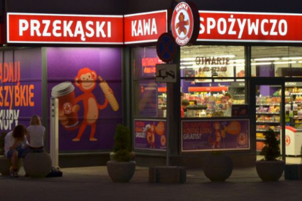 Sieć Małpka Express zadebiutowała na rynku 17 marca 2012 r. otwarciem sklepu w Szczecinie-Warzymicach. Dziś pod jej szyldem działają 64 lokale na terenie 11 polskich województw. To jednak dopiero początek zapowiadanej ekspansji. Łącznie w 2013 roku powstanie 150 nowych placówek Małpka Express. W kolejnych latach dynamika rozwoju sieci jeszcze wzrośnie. W 2014 r. firma planuje uruchomienie 200 sklepów, a od 2015 zapowiada 300 otwarć rocznie. Małpka Express chce otwierać 300 sklepów rocznie. W planach przejęcia