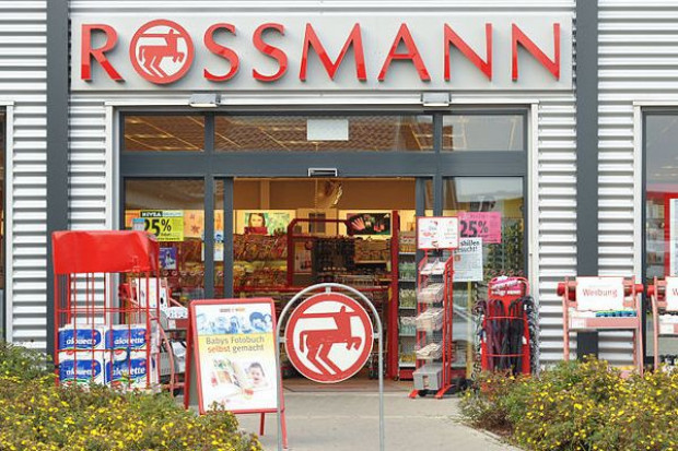 Liderem sprzedaży kosmetyków w Polsce jest sieć drogerii Rossmann., fot. wikimedia Rossmann ma w rękach 22 proc. rynku drogeryjnego w Polsce