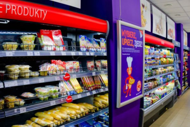 Małpka Express oferuje asortyment spożywczo-monopolowy, składający się z ok. 2 500 indeksów produktowych. Są to m.in.: artykuły spożywcze, słodycze, warzywa i owoce, alkohole i wyroby tytoniowe oraz prasa, chemia i kosmetyki. Nabiał, pieczywo czy wyroby cukiernicze pochodzą od regionalnych producentów, aby były zawsze świeże i odpowiadały lokalnym upodobaniom mieszkańców. Wyróżnikiem Małpki Express jest rozbudowany katalog usług, obejmujący m.in. dostępny na terenie sklepu bezpłatny dostęp do Internetu. Każda placówka składa się z sali sprzedaży oraz wyodrębnionej strefy Małpka Cafe, pełniącej funkcję nowoczesnej mini-kawiarni. Małpka Express ma już 80 sklepów. W planach na br. jest 150 nowych placówek
