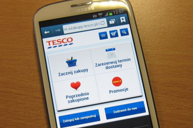 78 proc. użytkowników za pomocą smartfona szuka sklepu, a 63 proc. sprawdza ceny w sklepie Użytkownicy smartfonów korzystają z nich podczas zakupów