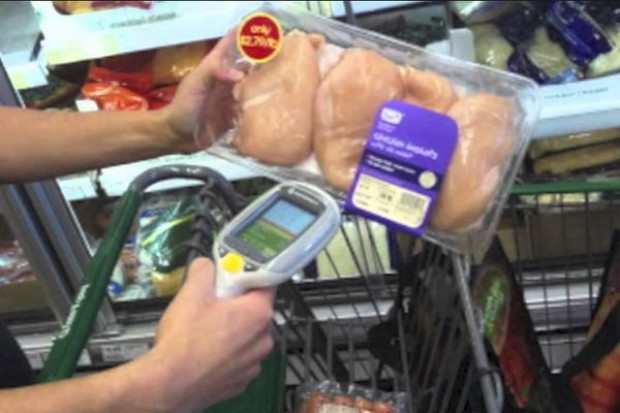 - System "scan as you shop" znacznie przyspieszy zakupy - zapewnia Ryszard Tomaszewski, prezes Tesco Polska. fot. youtube.com Tesco wprowadzi do Polski system
