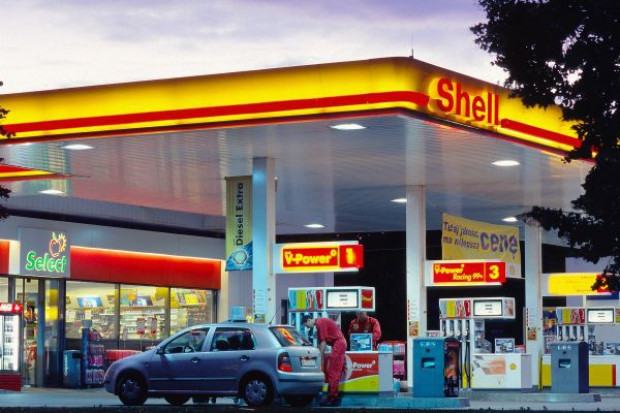 Stacja paliw firmy Shell, fot. Shell Na 311 stacjach Shell klienci mogą płacić za zakupy smartfonami
