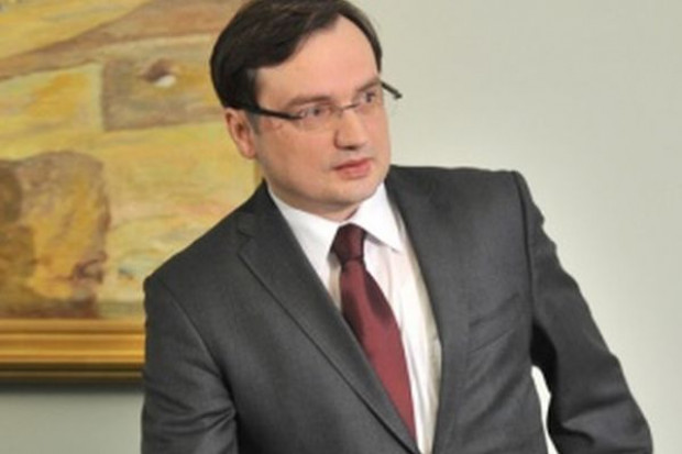 Zbigniew Ziobro Zbigniew Ziobro chce opodatkowania sieci hipermarketów i banków