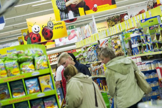 Biedronka, Lidl i Netto idą łeb w łeb. Ceny w 3 sieciach dyskontów na podobnym poziomie