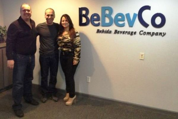 Ahmed Elafifi w towarzystwie zespołu BeBeveCo, w tym CEO firmy Briana Webera (pierwszy od lewej); fot. bebevco.com Ahmed Elafifi nie jest już prezesem Coca-Cola HBC Polska. Będzie rozwijał nową markę napojów