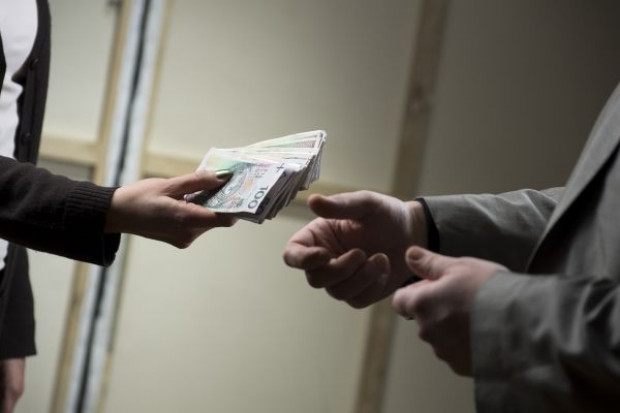 Zarobki w handlu w 2012 r. kształtowały się na poziomie 3,5 tys. zł brutto miesięcznie Zarobki w handlu w 2012 r. kształtowały się na poziomie 3,5 tys. zł brutto miesięcznie