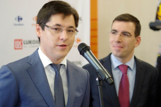 Na zdjęciu od lewej: Bulat R. Subaev, dyrektor generalny na region Europy Środkowo-Wschodniej i Kraje Beneluksu Lukoil Company, Francois Vincent, dyrektor ds. franczyzy i członek zarządu Carrefour Polska Carrefour i Lukoil będą rozwijać współpracę w Polsce (video)