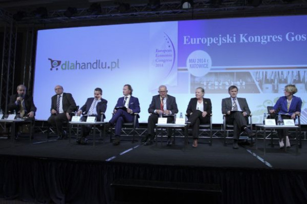 Debata "Przemysł spożywczy i handel pod presją globalnych zmian w trendach żywieniowych" VI FRSiH: Zamiast zakazywać edukujmy konsumentów