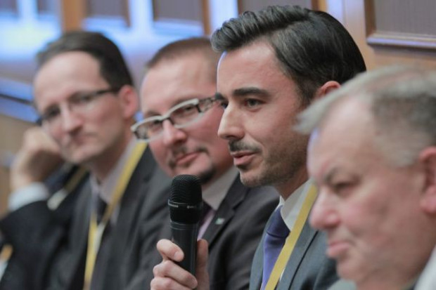 Paneliści podczas VI FRSiH Paneliści na VI FRSiH: Sukcesor musi znać firmę od podszewki