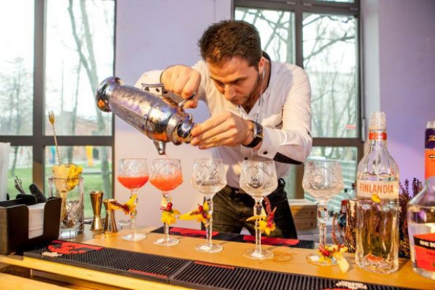 Zadaniem najlepszej dwudziestki było przygotowanie dwóch koktajli na bazie Finlandia Vodka w kategorii: Long Drink i Quick Mix oraz Aperitifu z wykorzystaniem Finlandia Platinum fot. mat. prasowe Finlandia Vodka Cup - jest zwycięzca konkursu barmańskiego