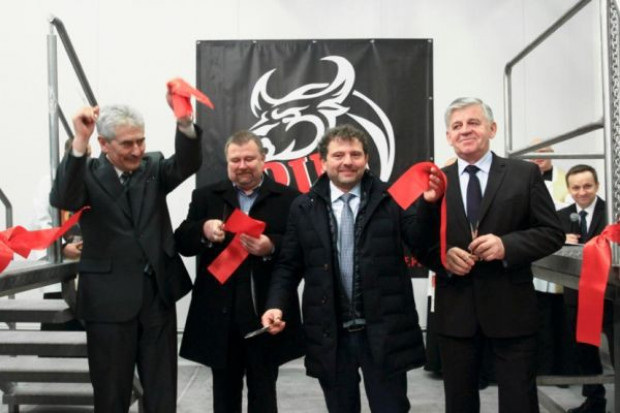Na fot. Romano Pini (drugi od prawej na pierwszym planie) przecina wstęgę na otwarciu zakładu w Końskowoli (fot. Paweł Pawłowski, zelaznastudio.pl) Pini Beef uruchomiło zakład ubojowy w Końskowoli (galeria zdjęć)