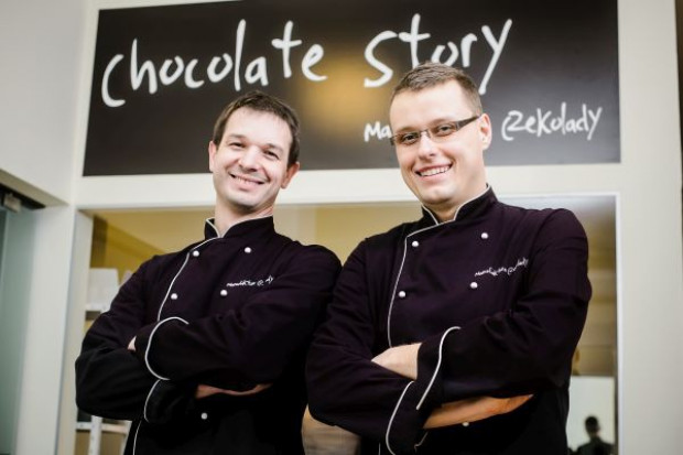 Na zdj. od lewej: Tomasz Sienkiewicz, Krzysztof Stypułkowski, współwłaściciele firmy Manufaktura Czekolady Chocolate Story. Fot. materiały prasowe Manufaktura Czekolady Chocolate Story: Zbliżamy się do granicy rozwoju w Polsce
