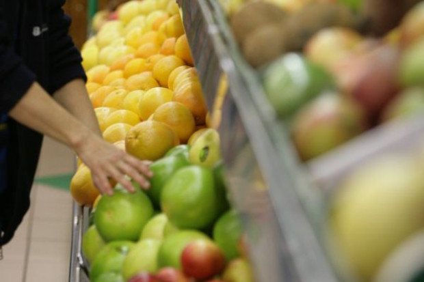 Ceny w sklepach rosną, ale żywność tanieje. Tańsze są cukier i wieprzowina