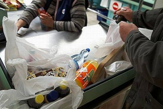 PE znów zajmuje się plastikowymi torbami w sklepach
